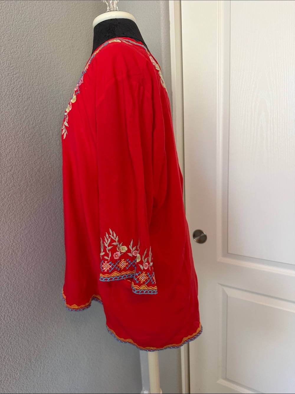 Amazon Red Embroidered V-Neck Women’s Top Size 2XL - Picture 3 of 8